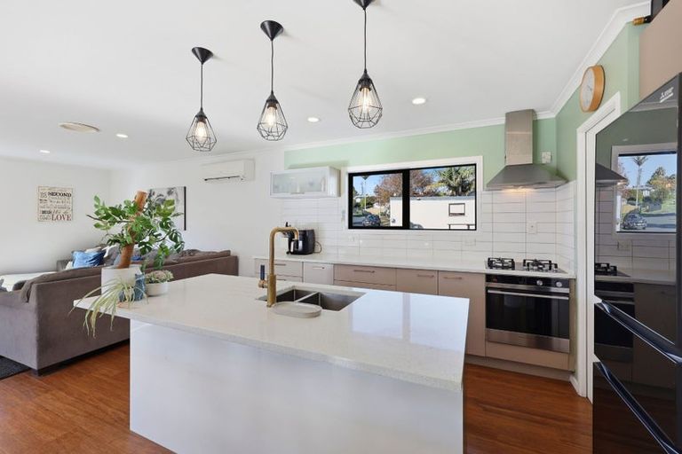 Photo of property in 64 Robbies Road, Shelly Park, Auckland, 2014