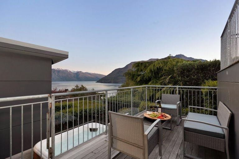 Photo of property in 6 Whitbourn Place, Fernhill, Queenstown, 9300