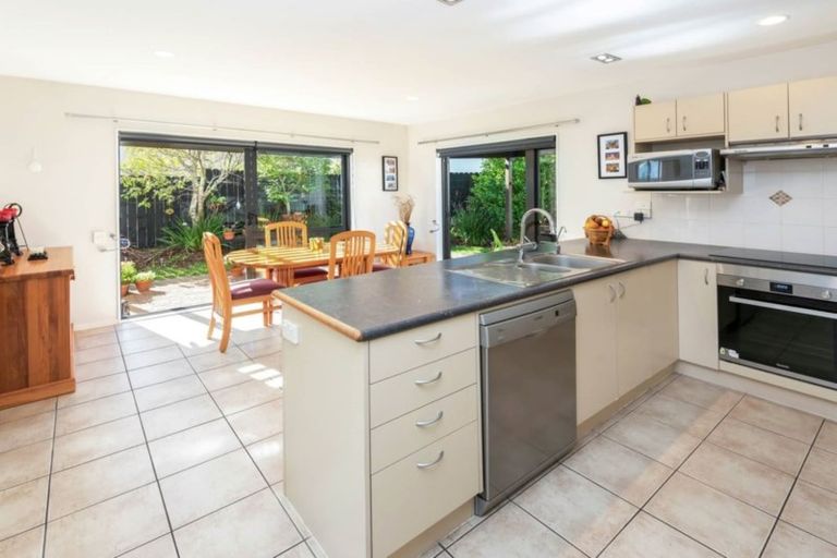 Photo of property in 11 Bunker Rise, Golflands, Auckland, 2013