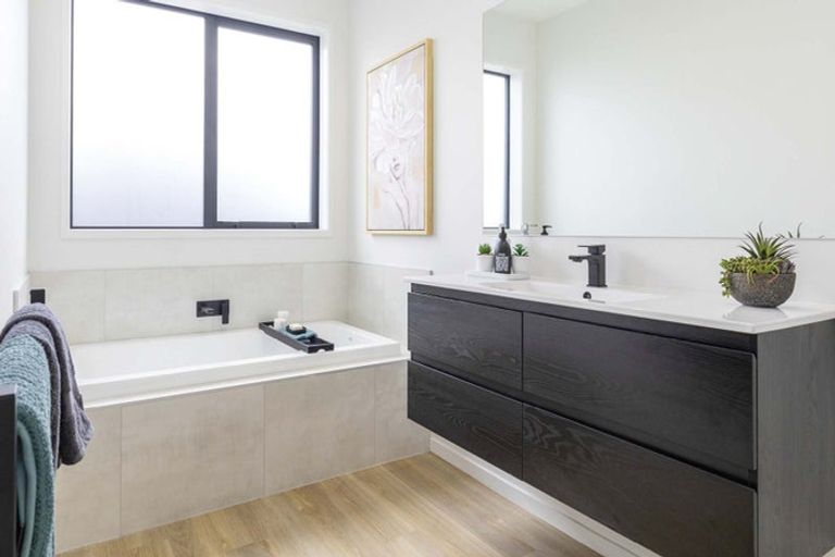 Photo of property in 47 Te Taniwha Road, One Tree Point, 0118