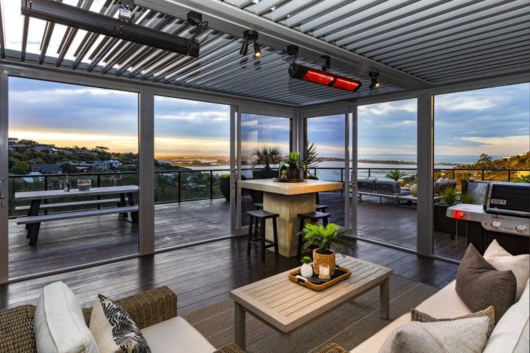 Photo of property in 15 Omeo Crescent, Redcliffs, Christchurch, 8081