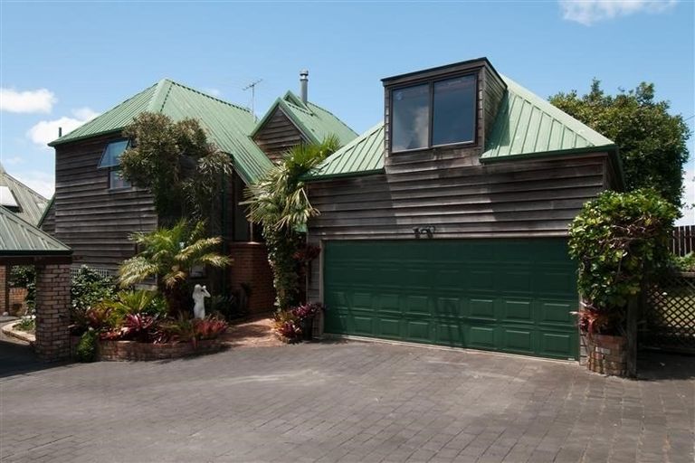Photo of property in 3 Mizpah Road, Waiake, Auckland, 0630