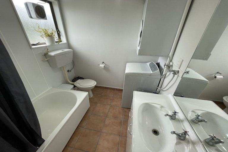 Photo of property in 152 Akaroa Drive, Maupuia, Wellington, 6022