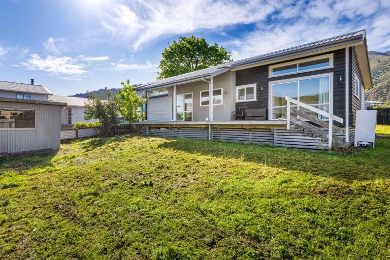 Photo of property in 261 Waikawa Road, Waikawa, Picton, 7220