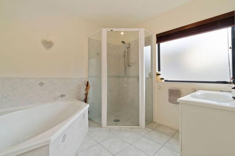 Photo of property in 19 Rosetti Rise, West Harbour, Auckland, 0618