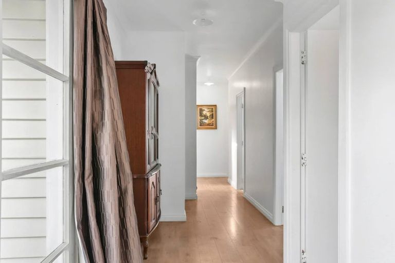 Photo of property in 15 Kingdale Road, Henderson, Auckland, 0610