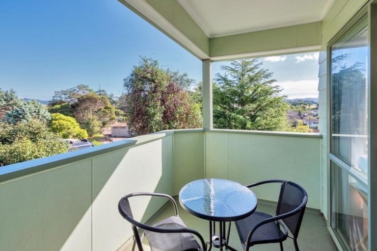 Photo of property in 33 Rangeview Road, Sunnyvale, Auckland, 0612