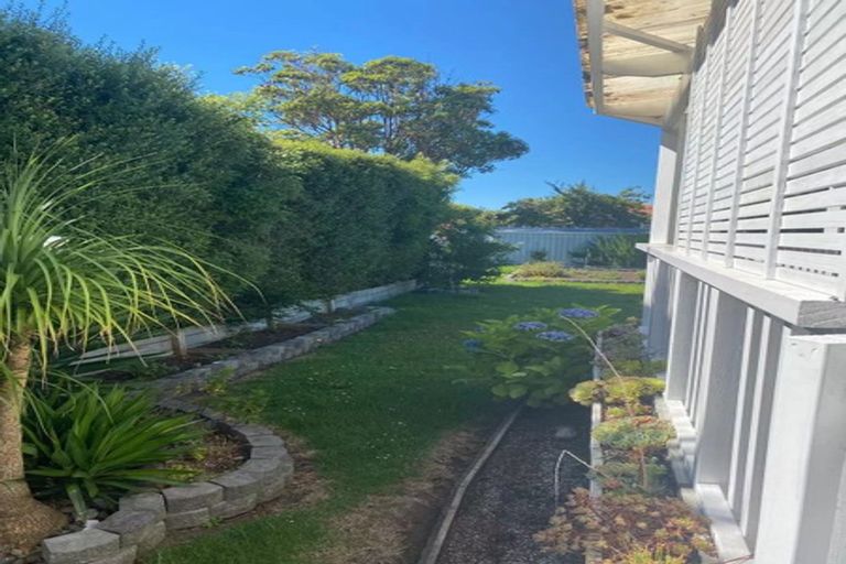 Photo of property in 27 Clinton Avenue, Te Atatu Peninsula, Auckland, 0610