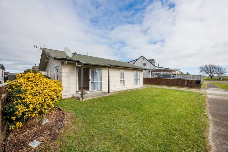 Photo of property in 15 Leander Place, Milson, Palmerston North, 4414