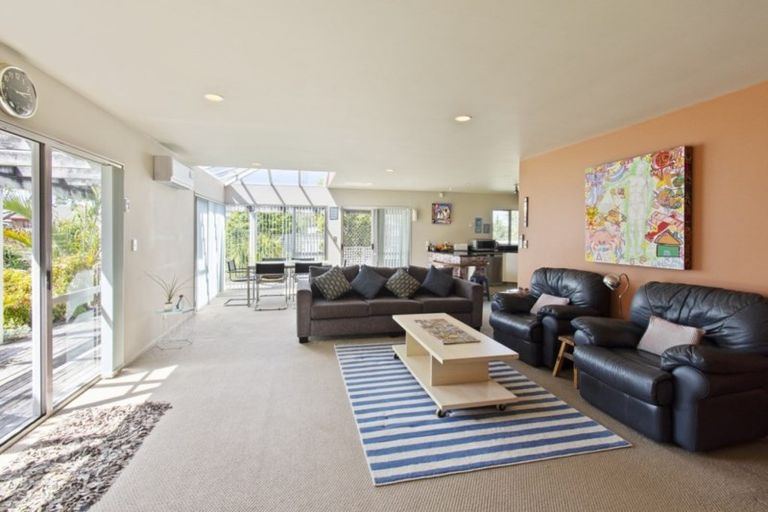 Photo of property in 21 Gardone Terrace, Conifer Grove, Takanini, 2112