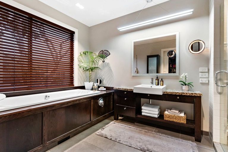 Photo of property in 8 Musick Point Road, Bucklands Beach, Auckland, 2012