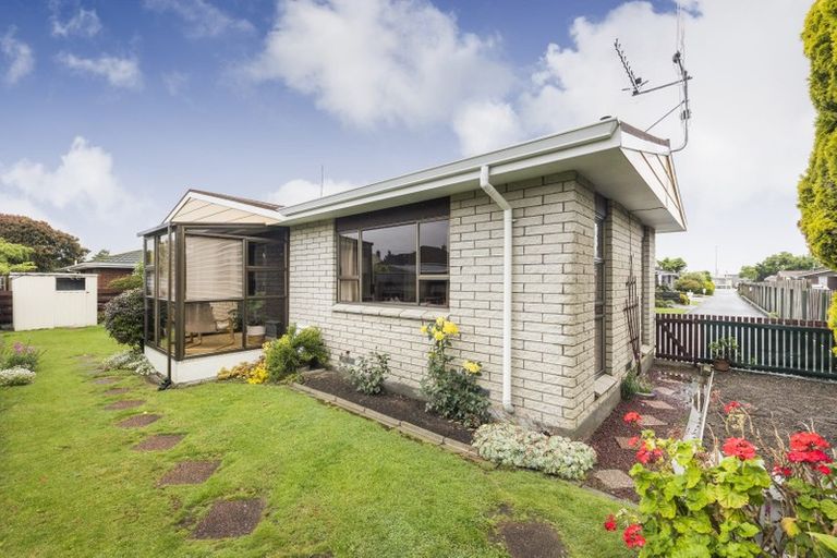 Photo of property in 6 Chertsey Court, Roslyn, Palmerston North, 4414