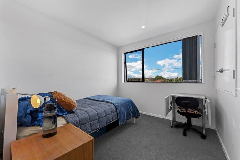 Photo of property in 2/119 Bruce Mclaren Road, Henderson, Auckland, 0612
