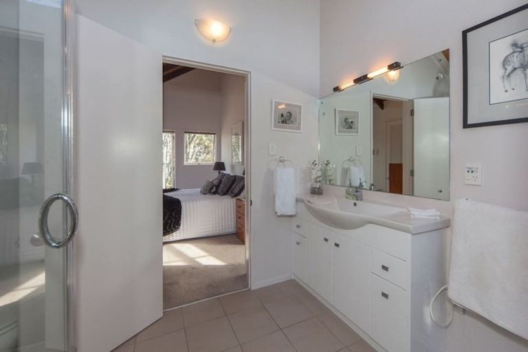 Photo of property in 132 Carlisle Road, Northcross, Auckland, 0632