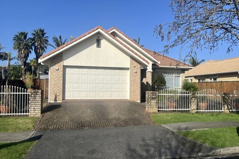 Photo of property in 14 Corta Bella Place, Golflands, Auckland, 2013