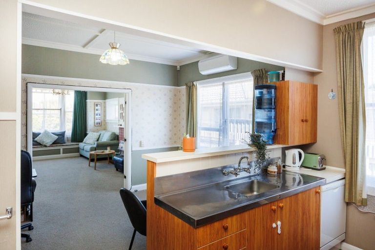 Photo of property in 11 Brightwater Terrace, Terrace End, Palmerston North, 4410