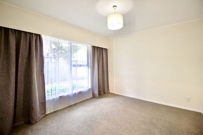 Photo of property in 1/5 Teviot Place, Totara Vale, Auckland, 0629