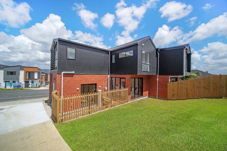 Photo of property in 5/233 Great North Road, Henderson, Auckland, 0612