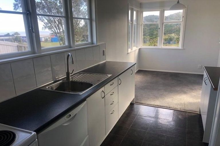 Photo of property in 5 Holly Grove, Maungaraki, Lower Hutt, 5010