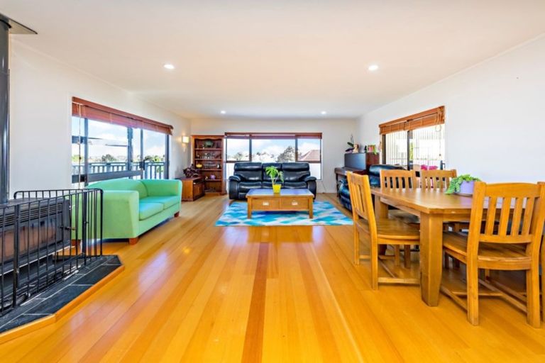 Photo of property in 25 Orinda Close, Botany Downs, Auckland, 2010