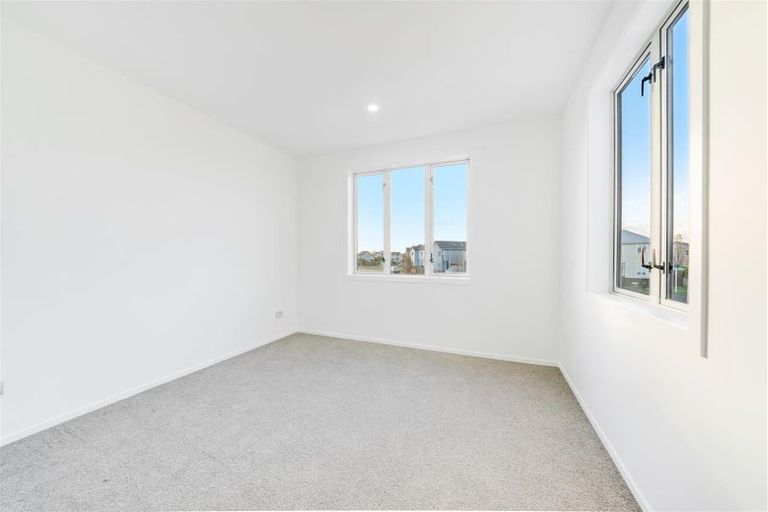 Photo of property in 25 Stitchbird Crescent, Papakura, 2110