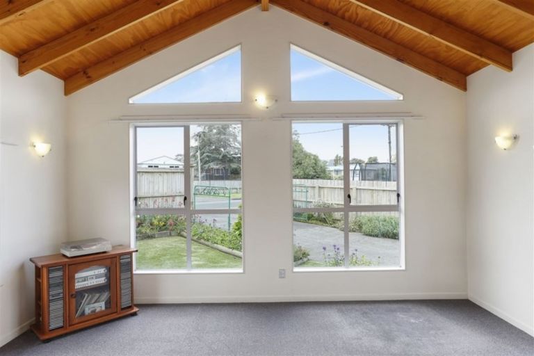 Photo of property in 10 Waione Avenue, Te Atatu Peninsula, Auckland, 0610