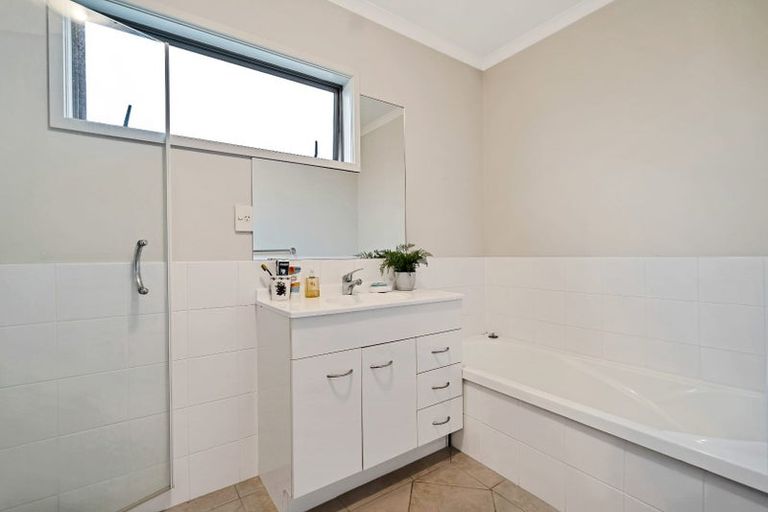 Photo of property in 18 Barnea Circle, Glen Eden, Auckland, 0602