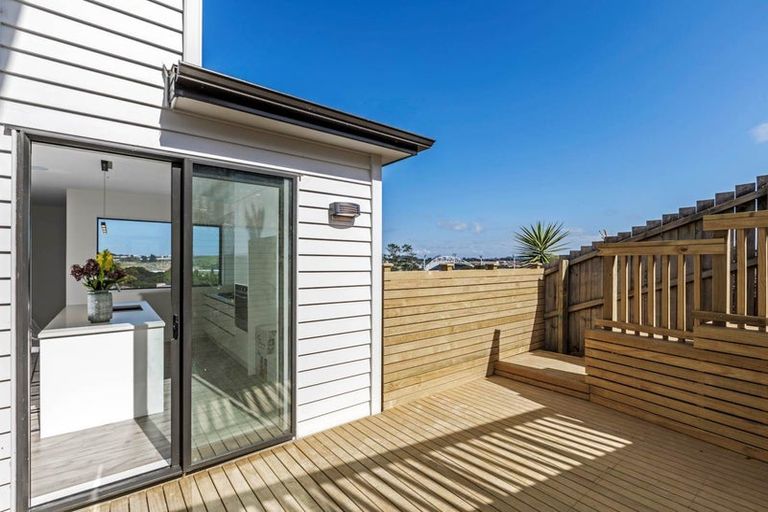 Photo of property in 15a Living Stream Road, Albany Heights, Auckland, 0632