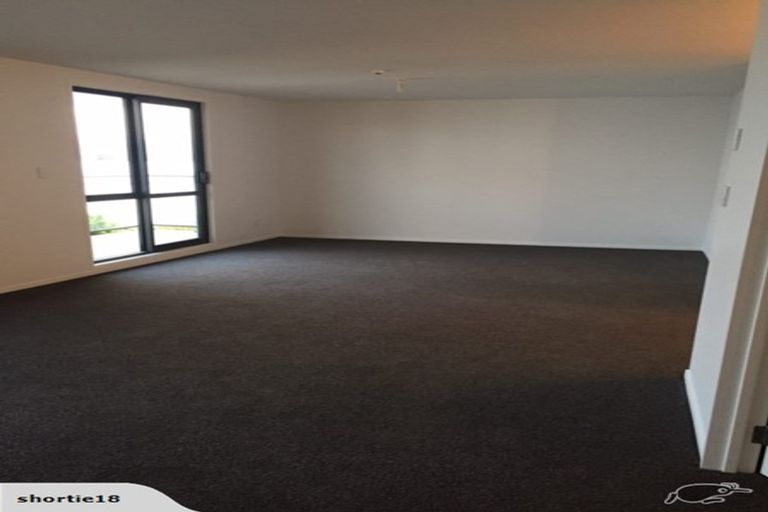 Photo of property in 68 Mountain Road, Henderson Valley, Auckland, 0612