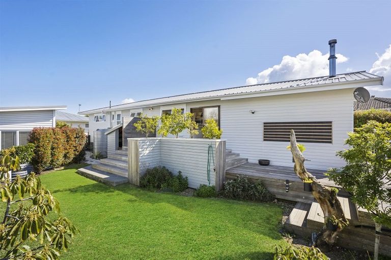Photo of property in 5 Ngatoa Place, Glenfield, Auckland, 0629