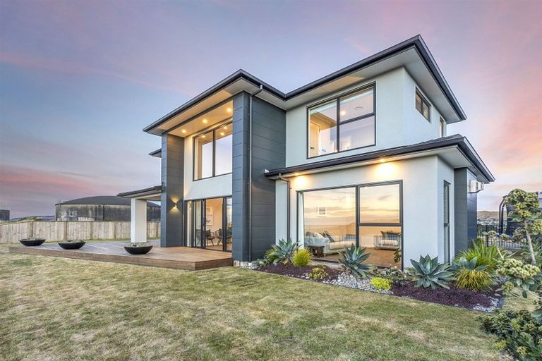 Photo of property in 4 Rotorua Grove, Aotea, Porirua, 5024