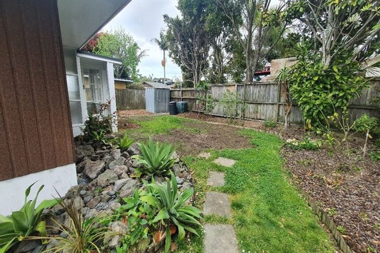 Photo of property in 24 Walton Street, Red Beach, 0932