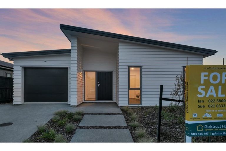 Photo of property in 36 Lumbarda Drive, Kumeu, 0810