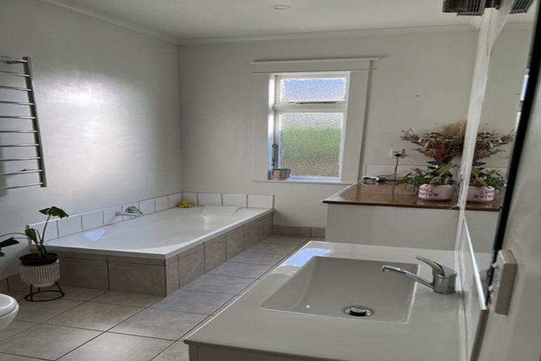 Photo of property in 208 Knights Road, Hutt Central, Lower Hutt, 5011