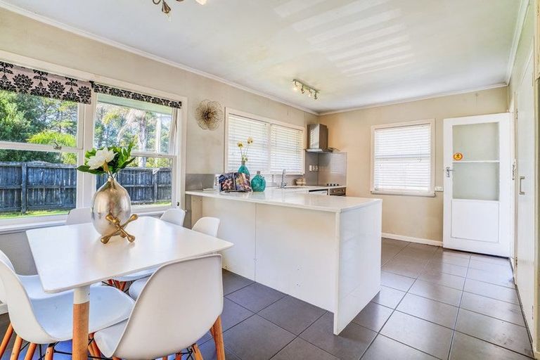 Photo of property in 242 Forrest Hill Road, Forrest Hill, Auckland, 0620