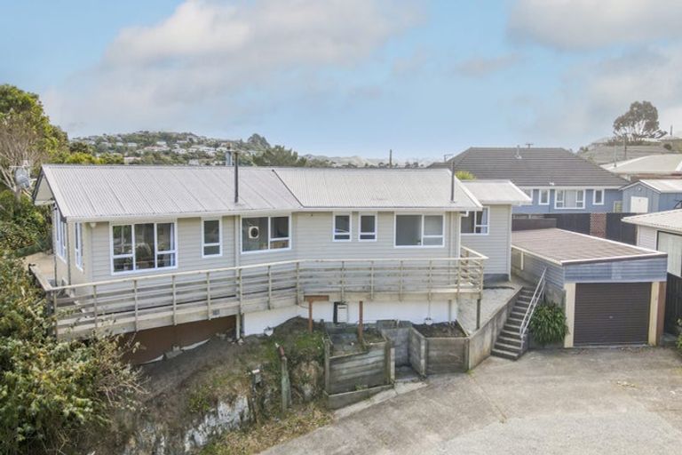 Photo of property in 9 Omega Street, Newlands, Wellington, 6037