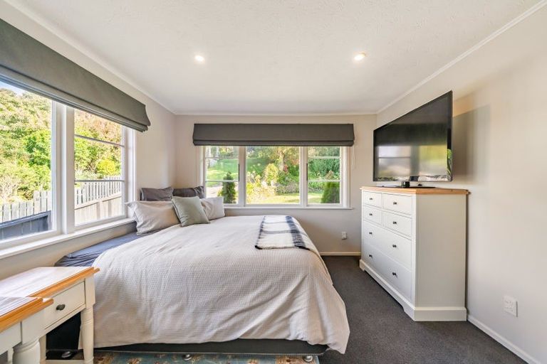 Photo of property in 7 Pokohiwi Road, Normandale, Lower Hutt, 5010