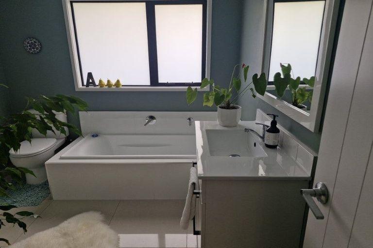 Photo of property in 11 Heta Road, Highlands Park, New Plymouth, 4312