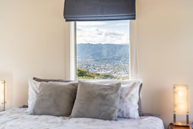 Photo of property in 7 Pokohiwi Road, Normandale, Lower Hutt, 5010