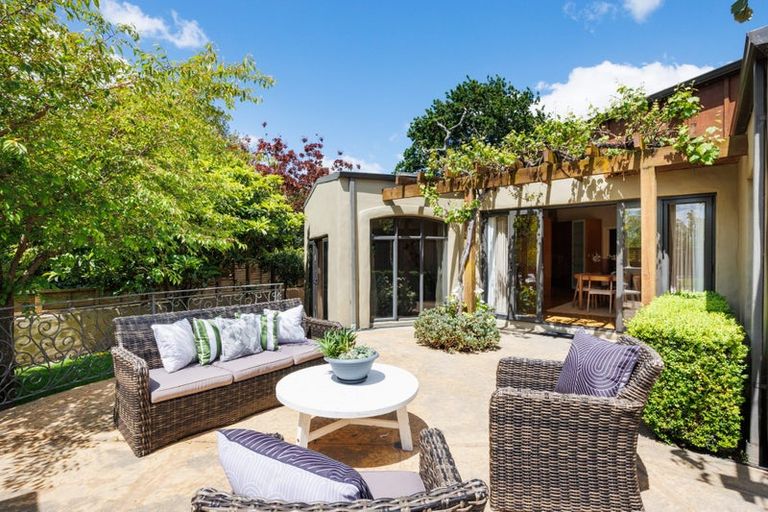 Photo of property in 3 The Oaks, Awapuni, Palmerston North, 4412