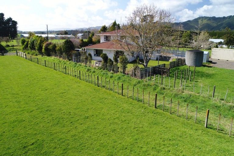 Photo of property in 292 Heatherlea Road East, Levin, 5571