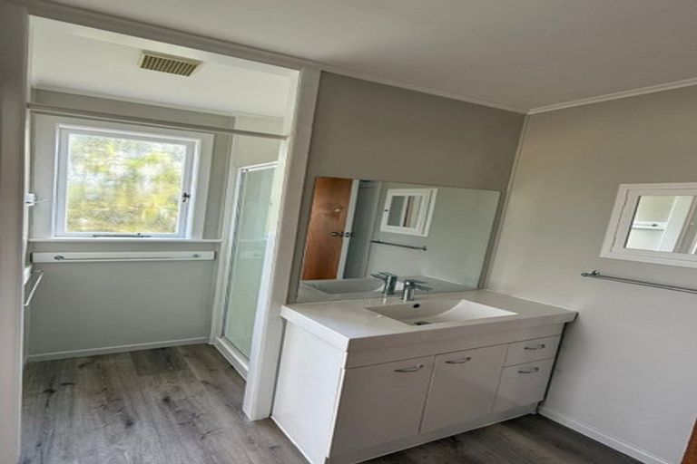 Photo of property in 5 Lex Avenue, Green Bay, Auckland, 0604