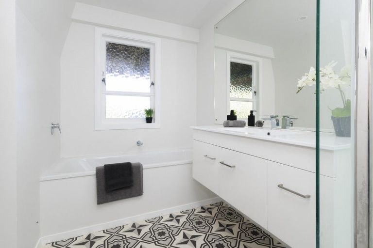 Photo of property in 7 Westhill Road, Point Howard, Lower Hutt, 5013