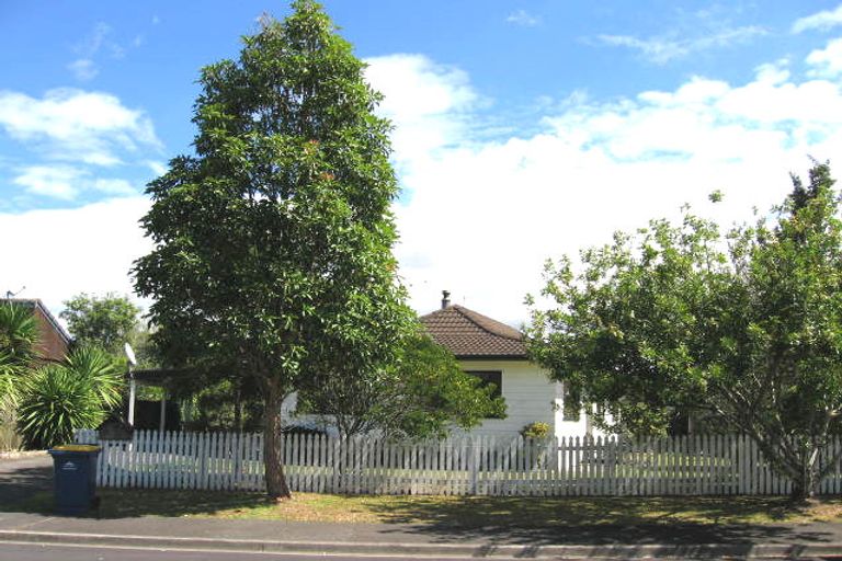 Photo of property in 4 Cabello Place, Unsworth Heights, Auckland, 0632