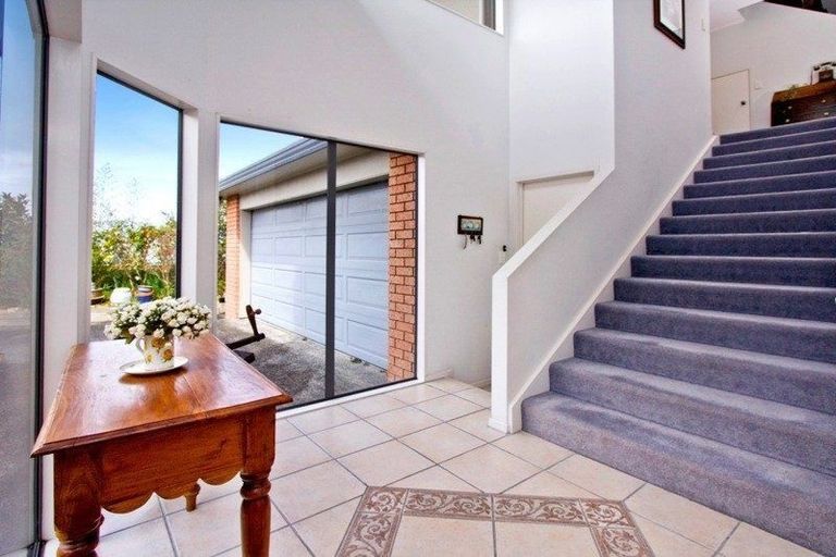 Photo of property in 2/19 Martin Crescent, Northcote, Auckland, 0627