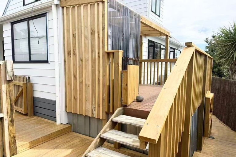 Photo of property in 1/23 Sungrove Rise, Sunnyvale, Auckland, 0612