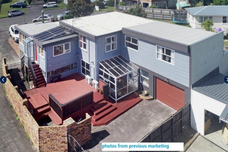 Photo of property in 3 Hillary Heights Avenue, Glendene, Auckland, 0602