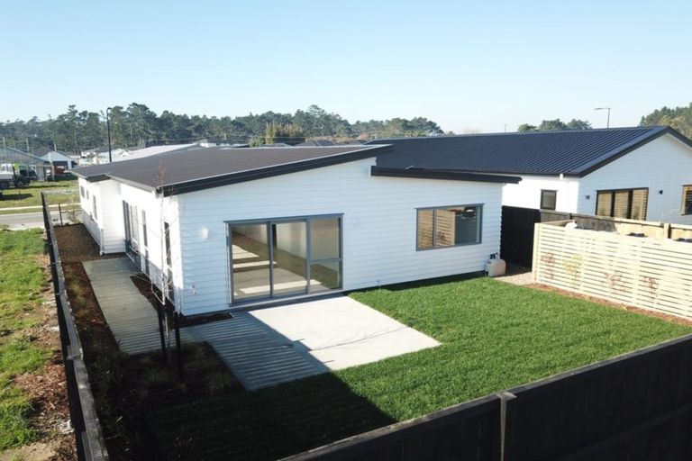 Photo of property in 36 Lumbarda Drive, Kumeu, 0810