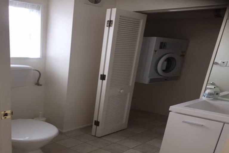 Photo of property in 87 Victory Crescent, Tawa, Wellington, 5028