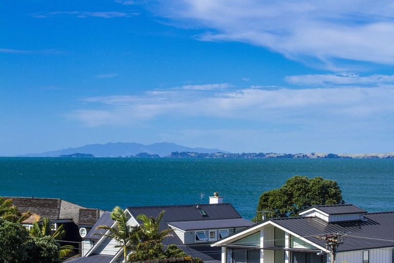 Photo of property in 17 Ocean View Road, Milford, Auckland, 0620